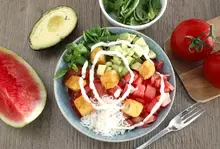 Salade fraicheur avocat, pastèque, riz, au crousti tofu
