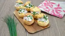 Choux à la crème de fromage frais, ciboulette et dés de jambon