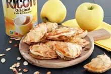 Mini chaussons pomme, amandes effilées et RICORÉ® Original, Café & Chicorée