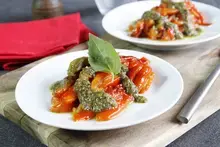 Poivrons grillés et sauce basilic