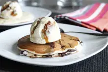 Pancakes aux pépites de chocolat glace vanille pecan