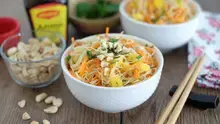 Salade de vermicelles de riz à la mangue carottes et cacahuètes