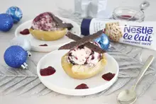 Pommes au four, glace griotte au lait concentré et chocolat croustillant