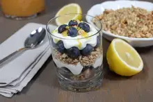 Granola aux myrtilles, mascarpone et citron