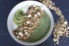 Smoothie Bowl Granola pépites de coco et chocolat blanc kiwi