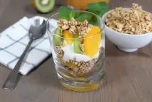 Granola aux oranges, kiwi et yaourt
