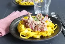 Tagliatelles en nid au jambonneau à la moutarde