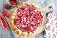 Tarte rustique rhubarbe fraise