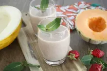 Smoothie aux fruits d'été menthe et lait concentré