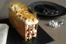 Bûche en mille-feuilles, mousse au chocolat blanc, noir et grenades
