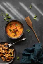 Soupe de lait de coco au curry et bouchées grillées
