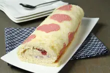Biscuit roulé coeurs au chocolat blanc et fraises
