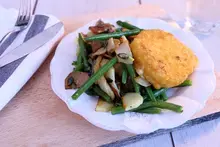 Pavés Gourmands Fromage, Soja et Blé, poêlée de pomme de terre et haricots verts