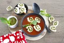 Velouté de tomate et roll's croustillants de pain de mie au pesto au air fryer