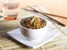 Riz épicé au poulet et petits legumes