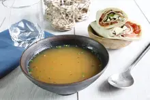 Bouillon de poule vermicelles et ses wraps bacon, feta, tomate