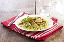 Pâtes au poulet et compotée de poivrons