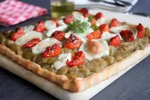 Pizza au caviar d'aubergines, tomates et mozzarella