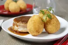 Médaillons de veau et oeufs de pommes de terre croustillants