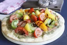 Pizza mascarpone basilic au saumon fumé et tomates fraîches