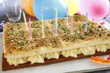 Gâteau d'anniversaire feuilleté pistache et crème au chocolat blanc