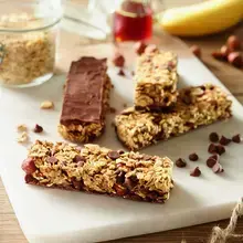 Barres de céréales à l'avoine, noisettes, banane et chocolat