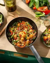 Wok de nouilles et légumes au Crousti dés au tofu