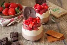 Verrine de framboises et fraises, chocolat bio et speculoos