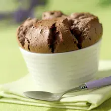Soufflés au chocolat au lait et pépites de chocolat