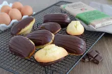 Madeleines coque en chocolat noir éclats de noisettes
