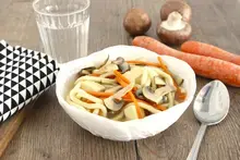 Soupe végétarienne de nouilles udon, tofu et légumes