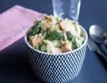 Risotto au saumon, asperges et basilic
