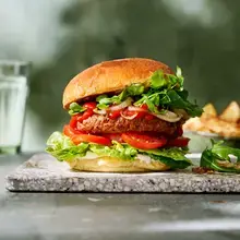 Burger végétarien, tomates et oignons