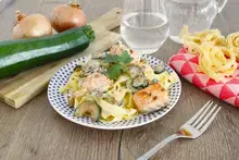 Tagliatelles au saumon et courgettes grillées à la crème