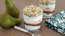 Verrine de fromage aux poires sauce chocolat au lait concentré
