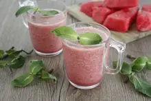 Smoothie pastèque au lait concentré et menthe