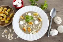 Velouté de champignons gnocchi, chèvre frais et amandes grillées