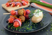 Brochettes végétariennes estivales et pommes de terre au fromage blanc et ciboulette
