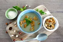 Velouté de poireaux et pommes de terre crumble aux noisettes et parmesan