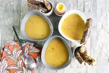 Soupe de légumes, oeufs coque et mouillettes aux graines