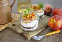 Verrine légère pêche fromage blanc et sauce caramel au lait concentré sucré