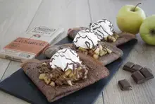 Crêpes au chocolat Caramel, brunoise de pomme et chantilly