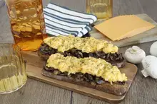 Tartines aux champignons et oeufs brouillés