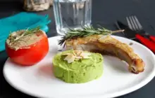 Côtelettes d'agneau, oignon, moutarde et purée de petits pois