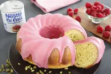 Bundt pistaches framboises au lait concentré sucré