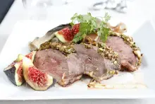 Magrets de canard en croûte de fruits secs au coulis de figues