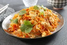 Salade de vermicelle de riz, au poulet, carotte et gingembre