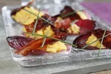 Salade croquante aux oeufs brouillés et poitrine