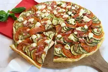 Tarte fine lardons allumettes, tomates, courgettes, feta
