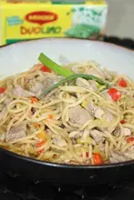 Bouillon de nouilles et porc aux épices